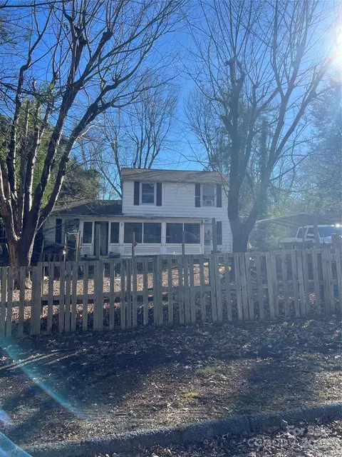 35 Blade Rd, Hendersonville, NC 28791
