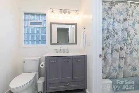 Bath - 2888 Beaverdam Rd, Canton, NC 28716 photo 4 of 6
