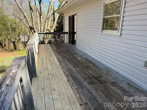 Exterior - 1158 Sunset Ct, Conover, NC 28613 photo 4 of 5