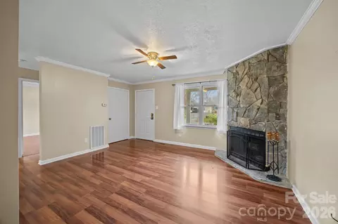 Living - 1158 Sunset Ct, Conover, NC 28613 photo 2 of 5