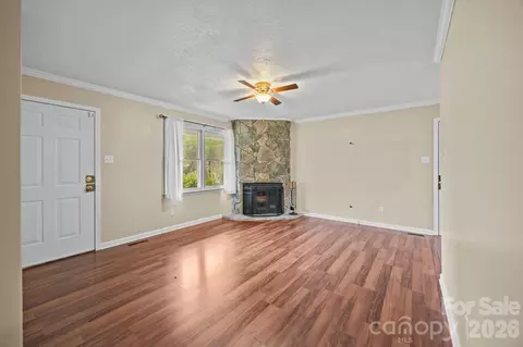 Living - 1158 Sunset Ct, Conover, NC 28613 photo 3 of 5