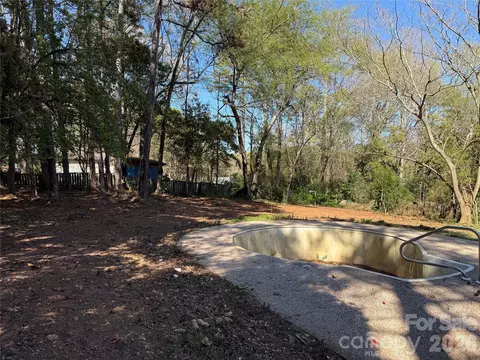 Exterior - 1158 Sunset Ct, Conover, NC 28613 photo 5 of 5