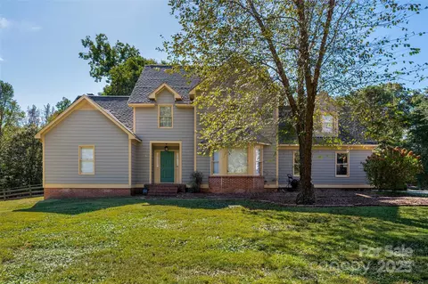8211 Prince Valiant Dr, Waxhaw, NC 28173