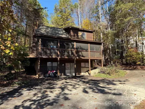 584 Chatuge Village Cir, Hayesville, NC 28904