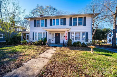 221 3rd Ne St NE, Hickory, NC 28601