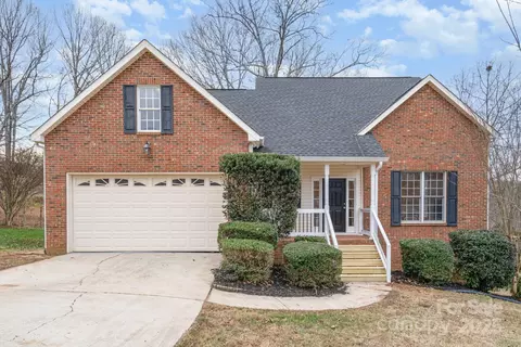2615 Rolling Ridge Dr, Hickory, NC 28602