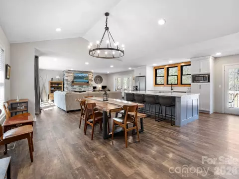 137 Weaver Ct, Lake Lure, NC 28746