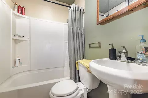Bath - 2108 Brantley Rd, Kannapolis, NC 28083 photo 1 of 1