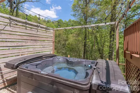 860 Creekside Dr, Maggie Valley, NC 28751