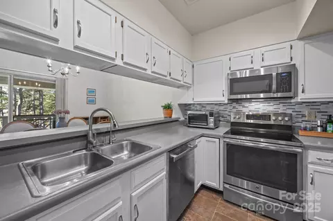 Kitchen - 20119 Henderson M Rd #M, Cornelius, NC 28031 photo 2 of 5
