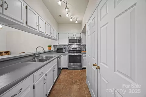 Kitchen - 20119 Henderson M Rd #M, Cornelius, NC 28031 photo 1 of 5