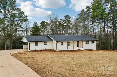 246 E Church St, New London, NC 28127