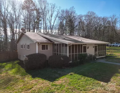 125 Freedom Rd, Hendersonville, NC 28792
