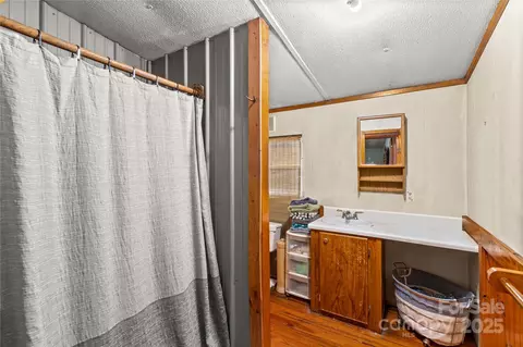 Bath - 338 Piney Grove Rd, Harmony, NC 28634 photo 1 of 2