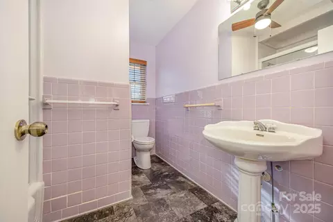 Bath - 1213 Edgedale Dr, Salisbury, NC 28144 photo 1 of 1