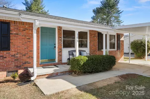 109 Willowbrook Rd, Hendersonville, NC 28792