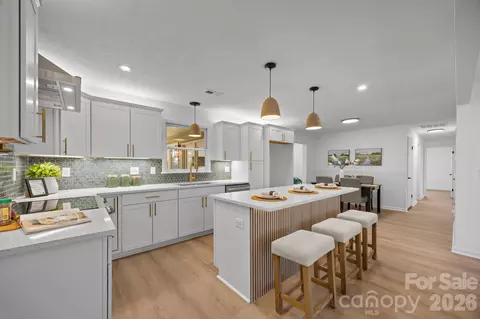 23 Coronet Ln, Hendersonville, NC 28792
