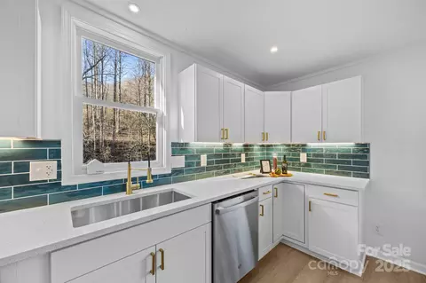 Kitchen - 302 Cagle Cv, Sylva, NC 28779 photo 4 of 8