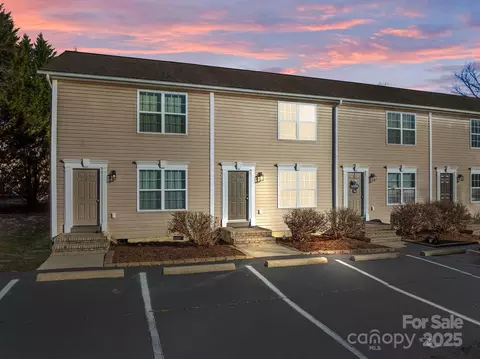 2 Meadow Glen Dr, Fletcher, NC 28732