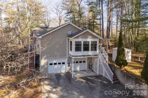 135 Reservoir Dr, Hendersonville, NC 28739