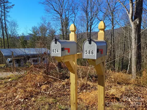624586 Turkey Pen Gap Rd, Horse Shoe, NC 28742