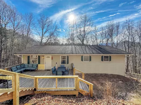 719 Pinewood Dr, Waynesville, NC 28786