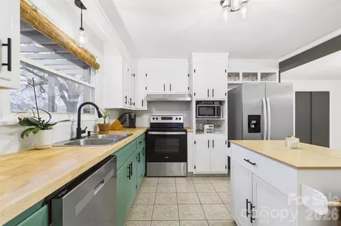 Kitchen - 3115 Falling Creek Ne Rd NE, Hickory, NC 28601 photo 2 of 4