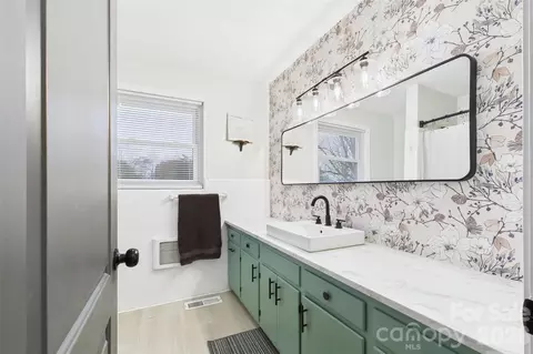 Bath - 3115 Falling Creek Ne Rd NE, Hickory, NC 28601 photo 2 of 3
