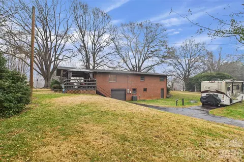 Exterior - 3115 Falling Creek Ne Rd NE, Hickory, NC 28601 photo 3 of 4