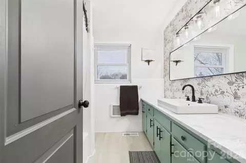 Bath - 3115 Falling Creek Ne Rd NE, Hickory, NC 28601 photo 1 of 3
