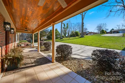 Exterior - 315 Skyline Rd, Hickory, NC 28601 photo 3 of 6