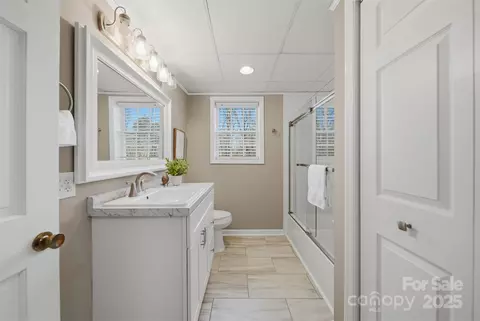 Bath - 315 Skyline Rd, Hickory, NC 28601 photo 3 of 3