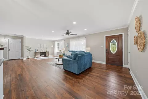 Living - 315 Skyline Rd, Hickory, NC 28601 photo 2 of 8