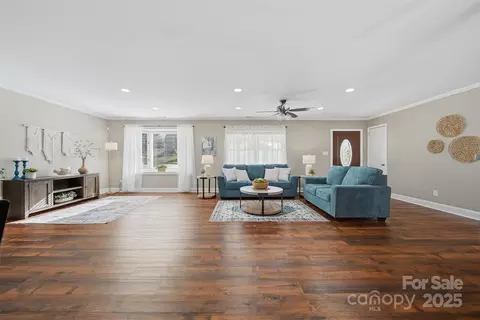 Living - 315 Skyline Rd, Hickory, NC 28601 photo 6 of 8