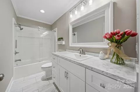 Bath - 315 Skyline Rd, Hickory, NC 28601 photo 2 of 3