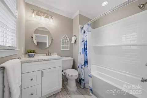 Bath - 315 Skyline Rd, Hickory, NC 28601 photo 1 of 3