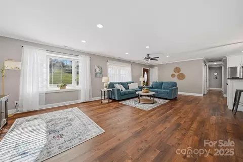 Living - 315 Skyline Rd, Hickory, NC 28601 photo 5 of 8