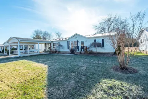 428 Riverwind Dr, Hendersonville, NC 28739
