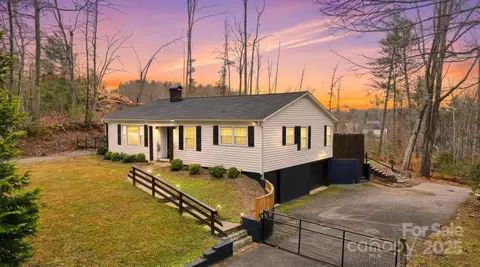 524 Hibriten Se Dr SE, Lenoir, NC 28645