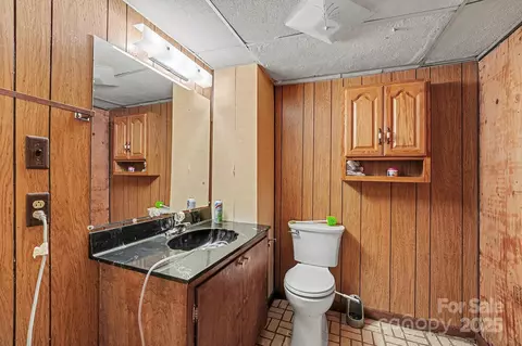 Bath - 3442 Lester St, Conover, NC 28613 photo 2 of 2