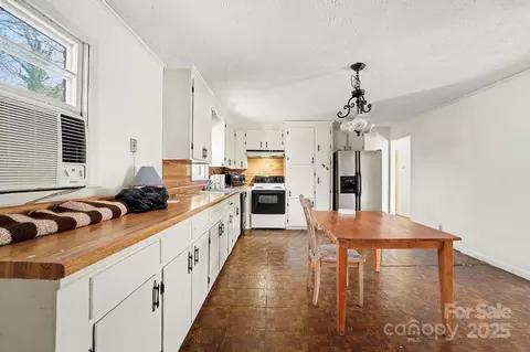 Kitchen - 3442 Lester St, Conover, NC 28613 photo 1 of 1