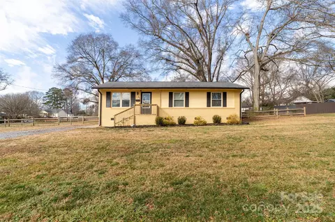 806 Walnut St, Belmont, NC 28012