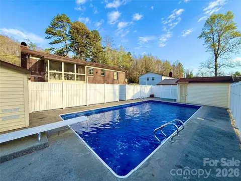 902 Meadowood Dr, Lenoir, NC 28645