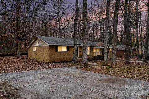 5001 Lakecrest Dr, Charlotte, NC 28215