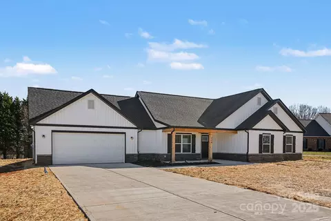 224 Meadow Oaks Dr, Statesville, NC 28625