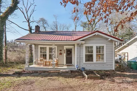 136 Half Circle Ln, Hendersonville, NC 28791