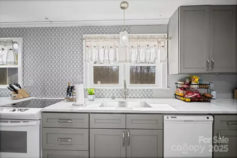 Kitchen - 7670 Nc Hwy 73 E Hwy E, Mount Pleasant, NC 28124 photo 3 of 5