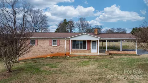 902 Greenwood Pl, Lenoir, NC 28645