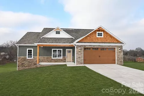 4932 Southview Dr, Hickory, NC 28602