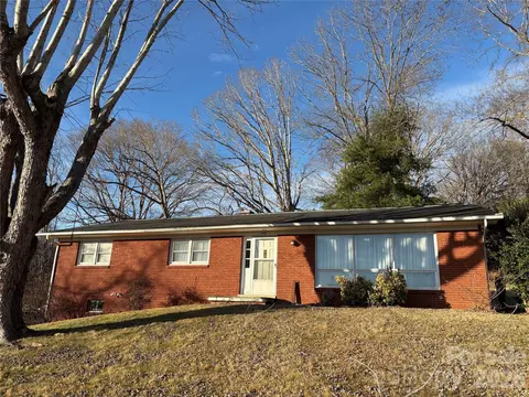 606 Oakmont Dr, Canton, NC 28716